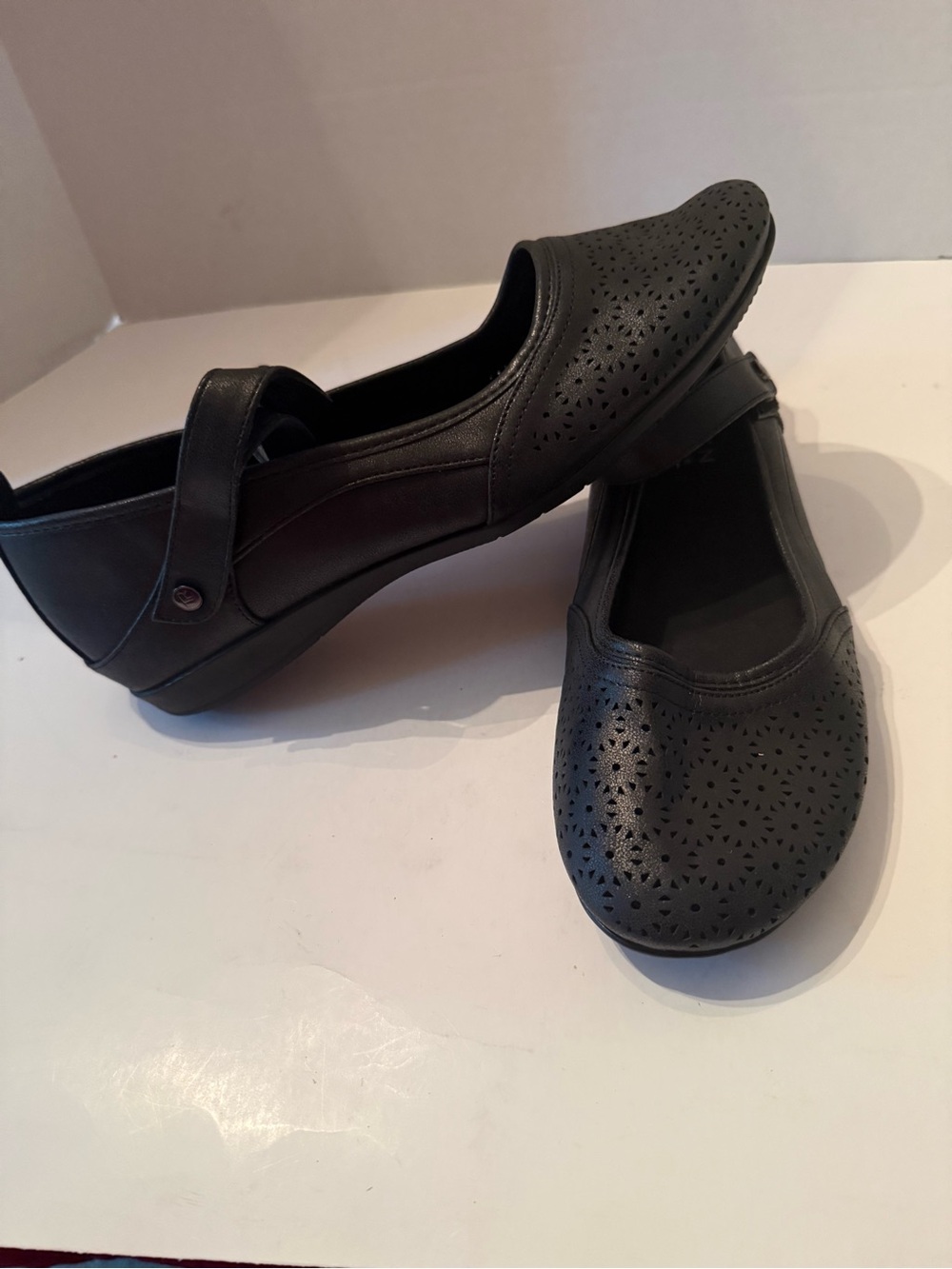 Taryn Rose Pana Black Perforated Leather Mary Jane’s Women’s 9.5  NEW